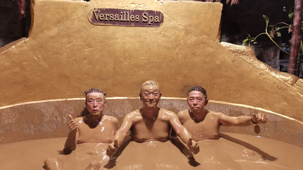 泥風呂で記念写真