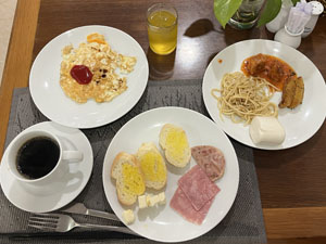 �z�e���̒��H