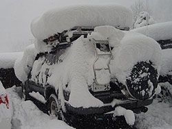 車の上には60cm以上もの雪