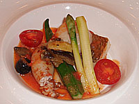 カリッと仕上げた真鯛のポアレ 夏野菜のラタトゥイユを詰めた槍烏賊と共に フレッシュトマトソースで
