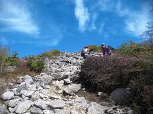 斜度も増した岩場の登山道