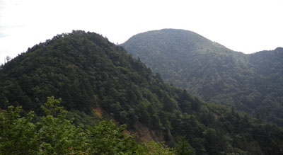 尾根の分岐付近から見た釈迦ヶ岳方面の景色
