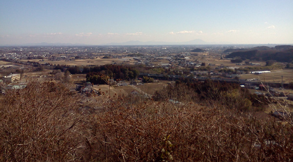 栃木市の街並みと、遠くには筑波山も薄ら・・・