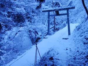 軍刀利神社からの登山道