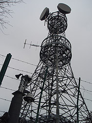 山頂の電波塔